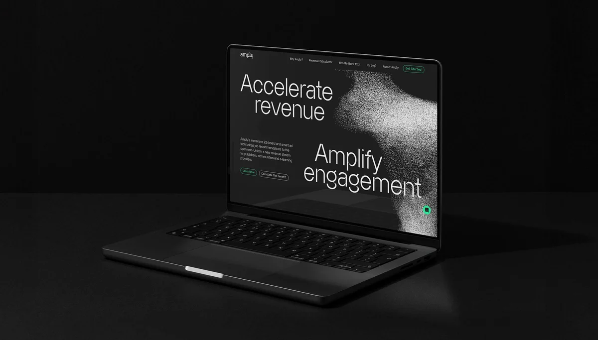 Laptop met de pagina 'Accelerate revenue. Amplify engagement.' van Amply