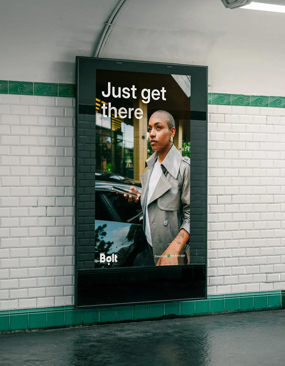 Bolt-poster in een verlichte vitrine