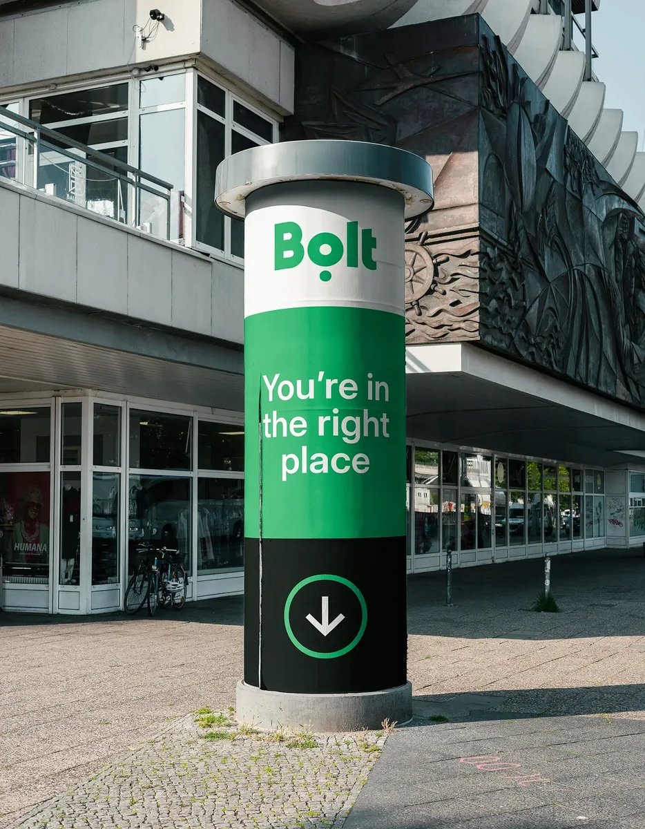 Bolt-reclamezuil op straat