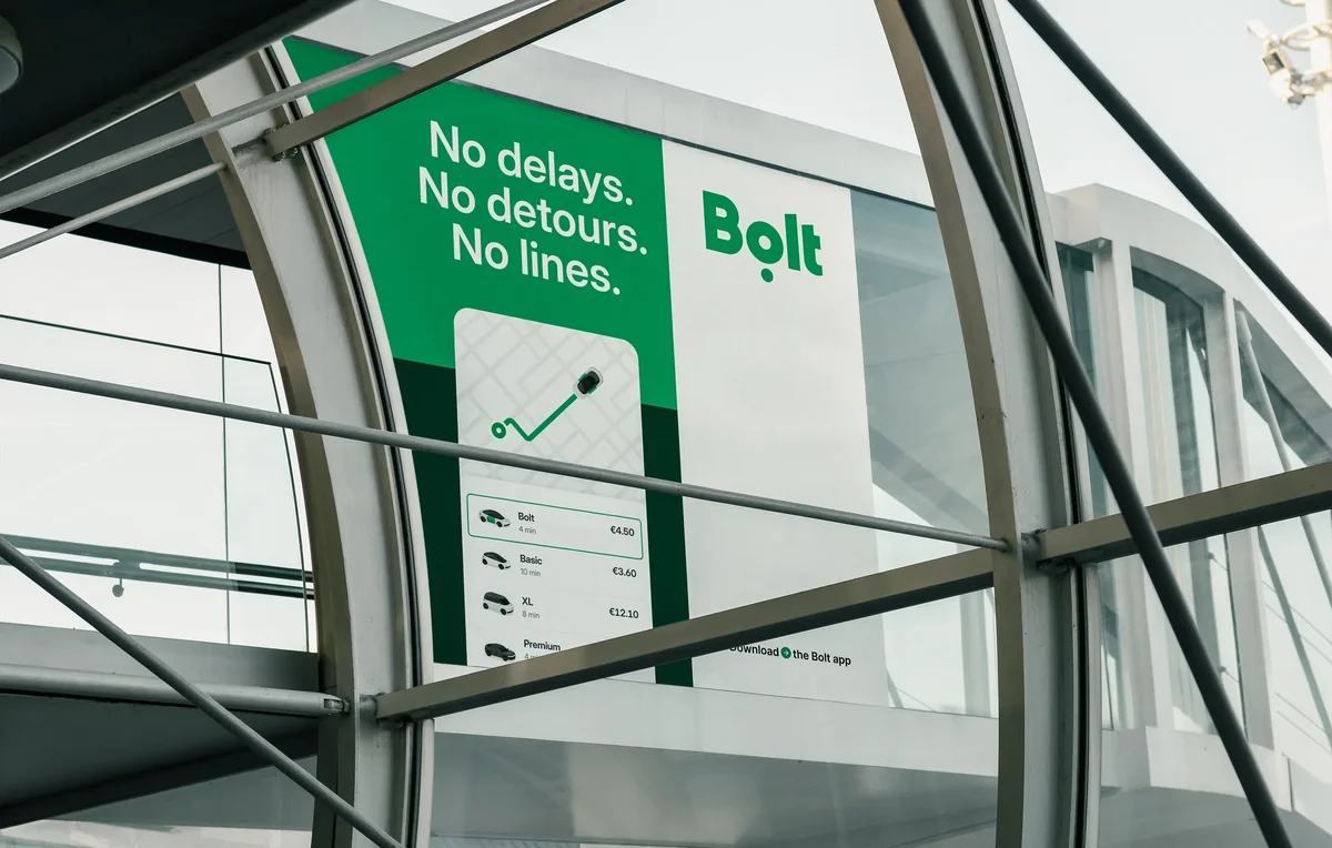Bolt-reclame in een stationsgang