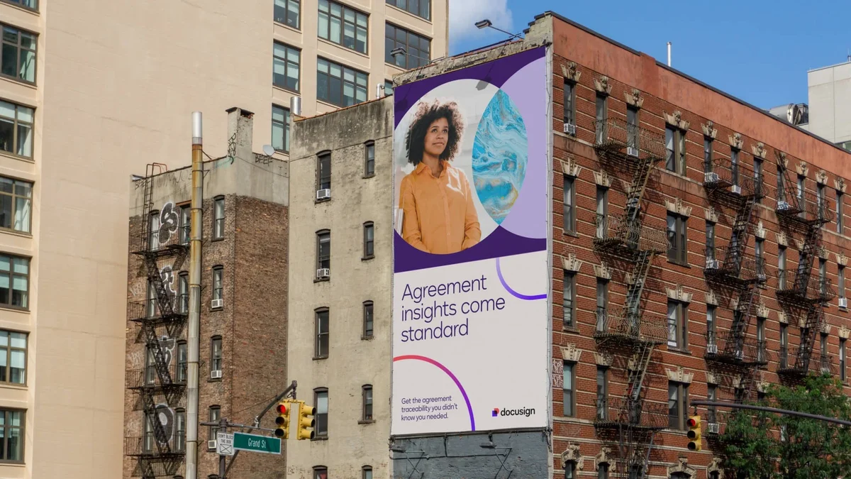 Docusign-billboard op een gebouw in de stad