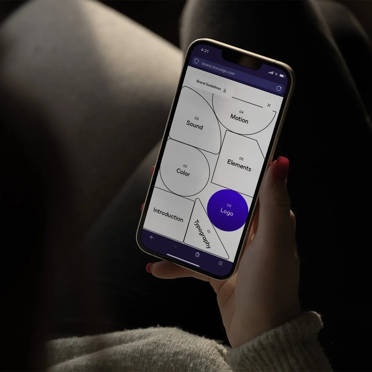 Docusign-app op een telefoon in de hand