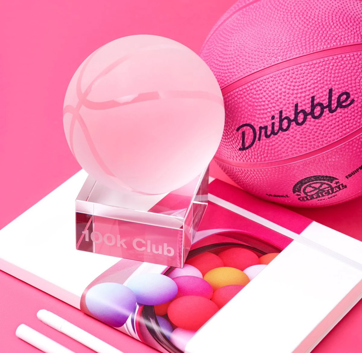 Roze Dribbble-bal met het woordmerk
