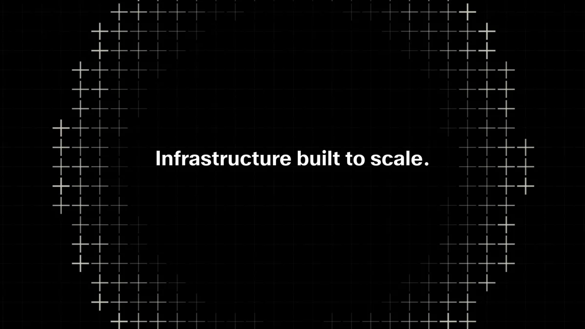 Kop 'Infrastructure built to scale.' boven een stippenraster op zwart