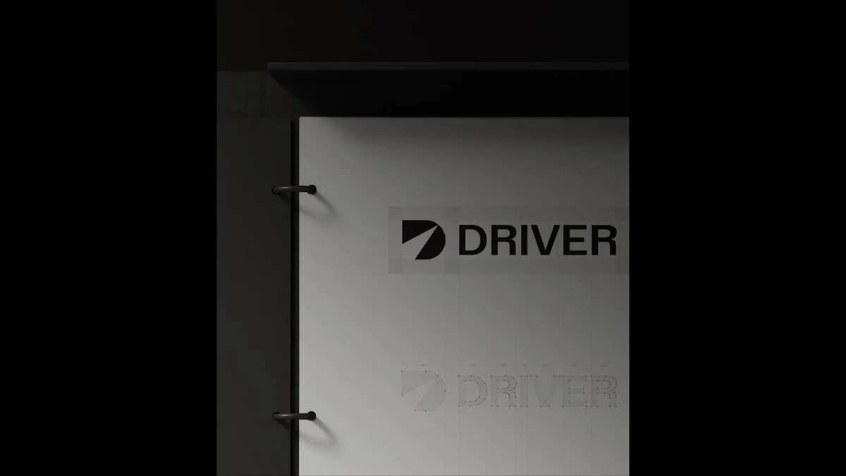 Driver-woordmerk in reliëf op een donkere metalen deur
