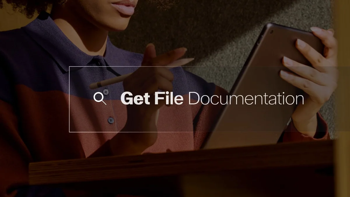 Iemand werkt op een tablet onder een overlay 'Get File Documentation'