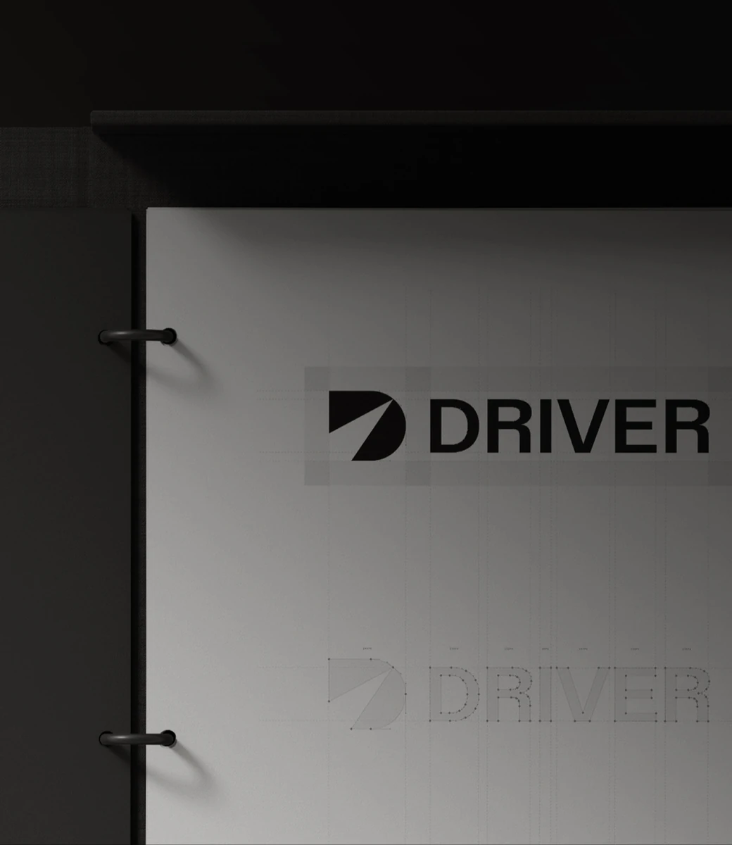 Driver-woordmerk op een donkere metalen deur