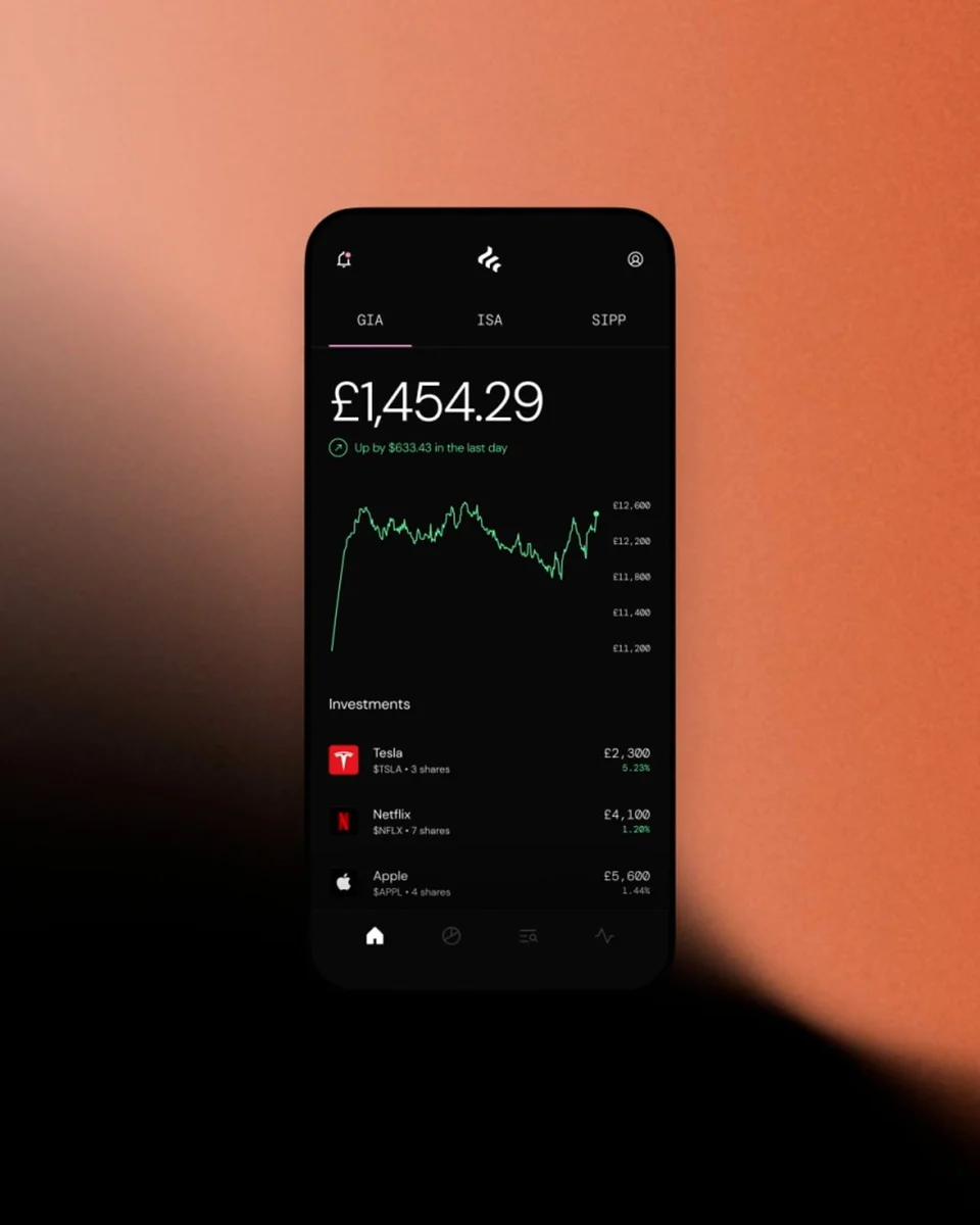 Telefoon met de Freetrade-app boven een oranje verloop