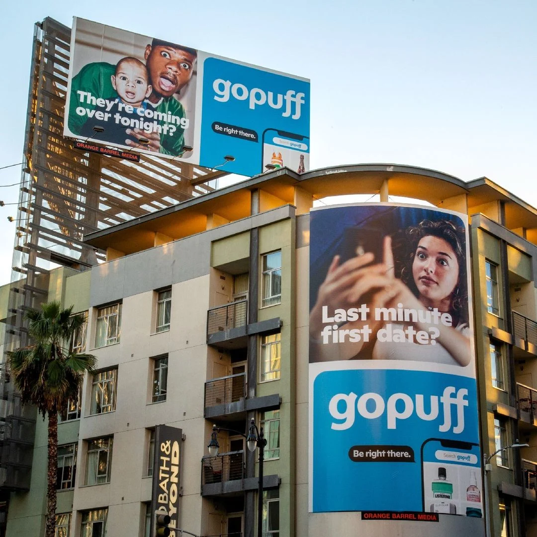 Gopuff-billboard op een gebouw in de stad