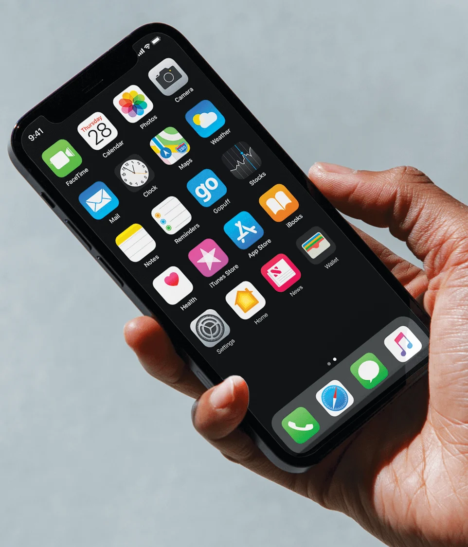Gopuff-app op een telefoon in de hand