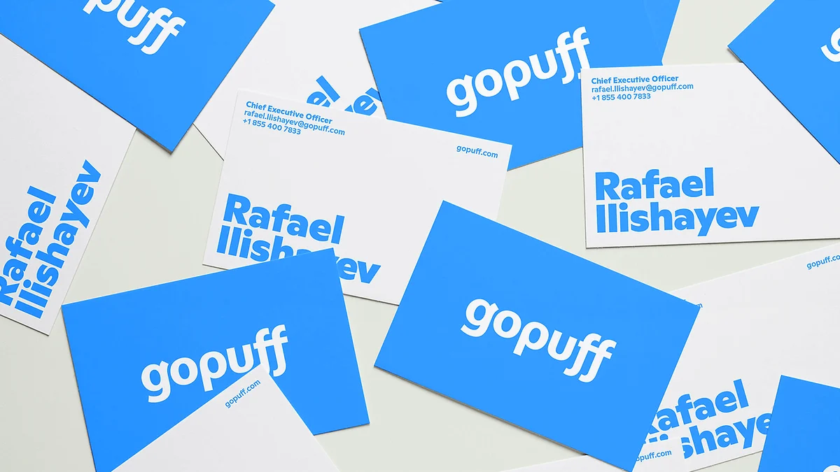 Gopuff-visitekaartjes op blauw