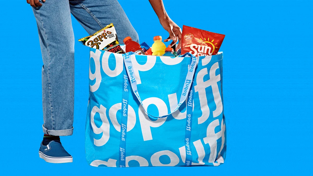 Gopuff-tas gedragen door iemand