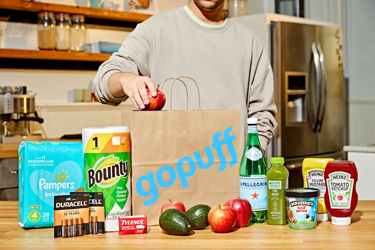 Uitgepakte Gopuff-bezorgtas op een aanrecht