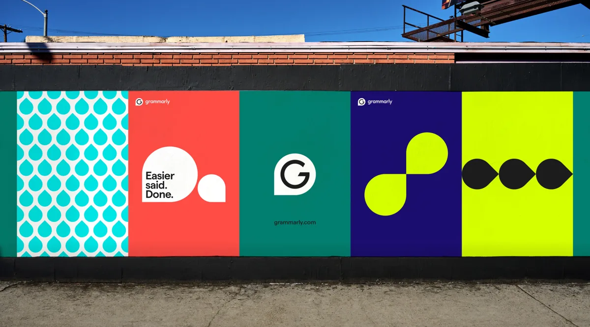 Buitenreclame: patroon van containervormen en logowand