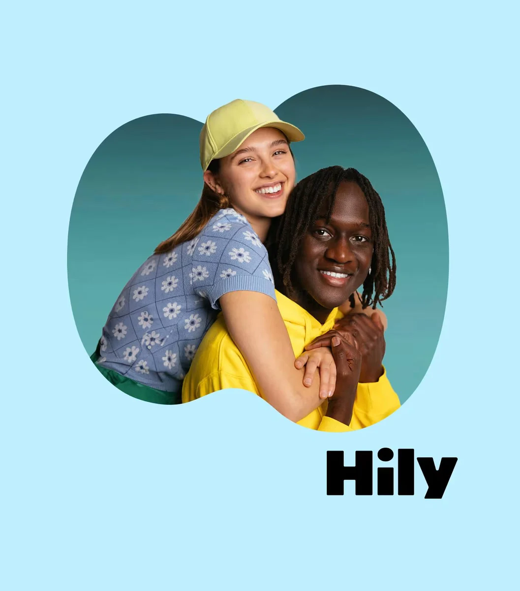 Hily-logo met twee vrienden die elkaar omarmen op lichtblauw