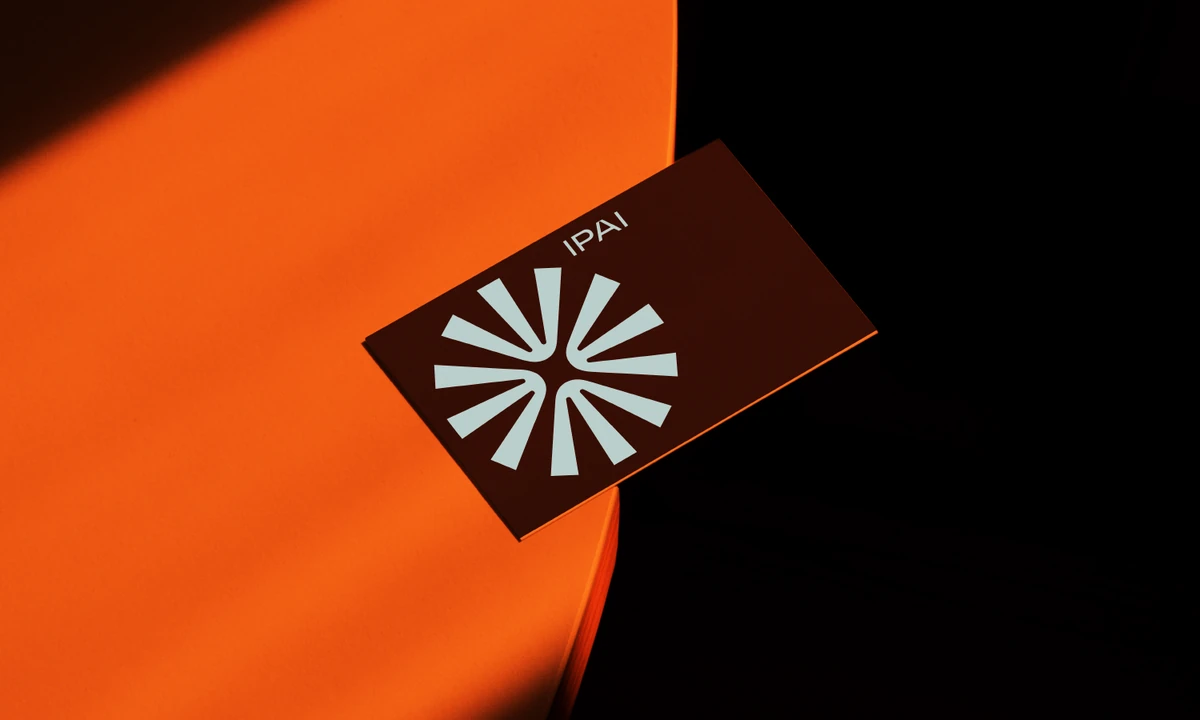 Oranje IPAI-bord met een uitstralend symbool