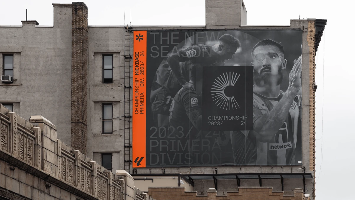 Kickbase-billboard op een gebouw in de stad