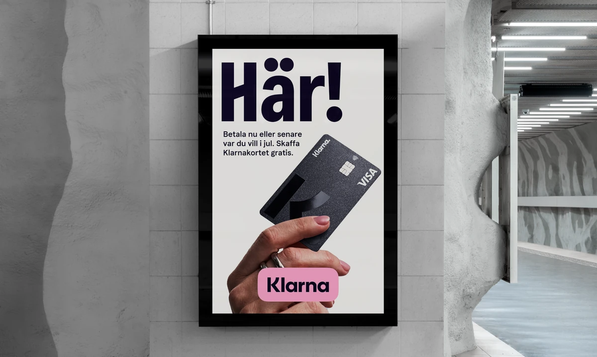 Klarna poster on a wall: 'Här!'