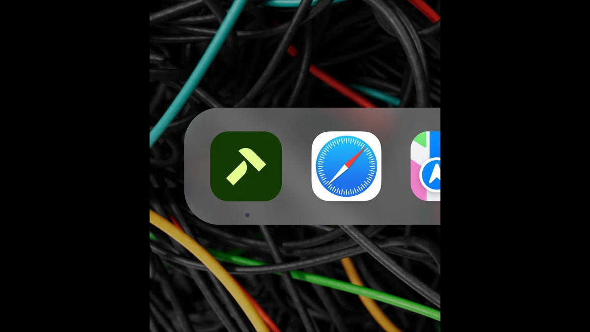 Dock met app-iconen voor ontwikkelaars boven kleurrijke kabels