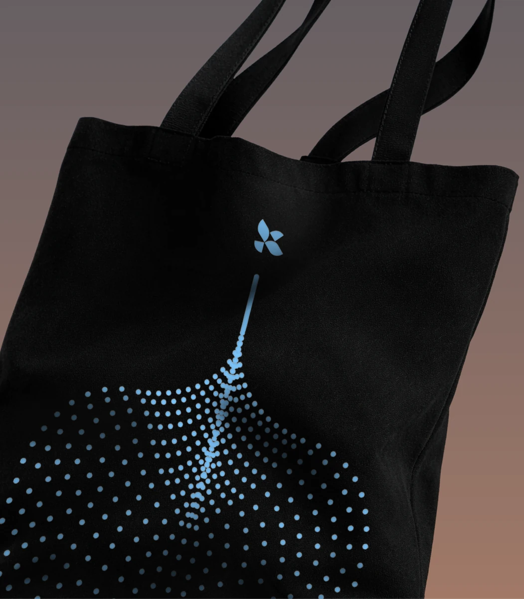 Zwarte LangChain-tas met een blauw stippenpatroon