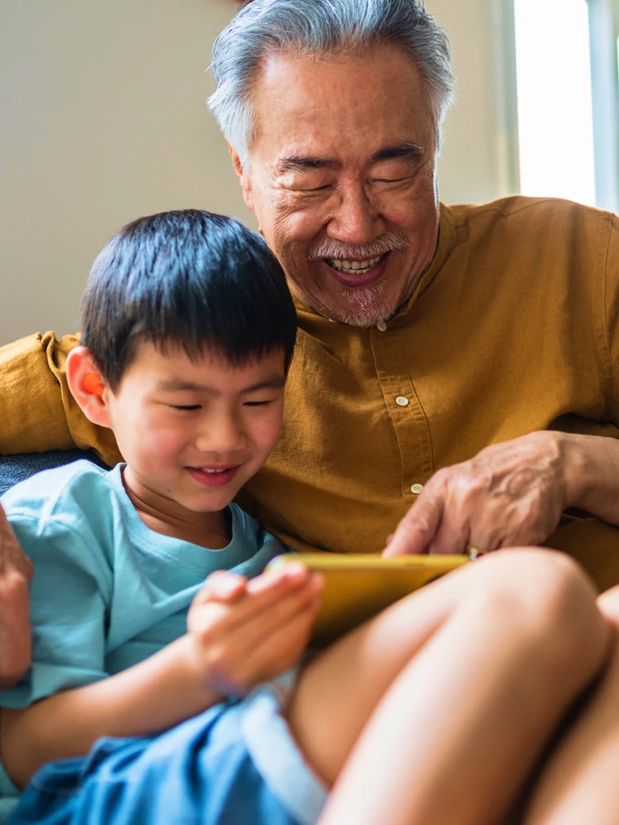 Opa en kind kijken samen naar een tablet, fotografie van Malwarebytes