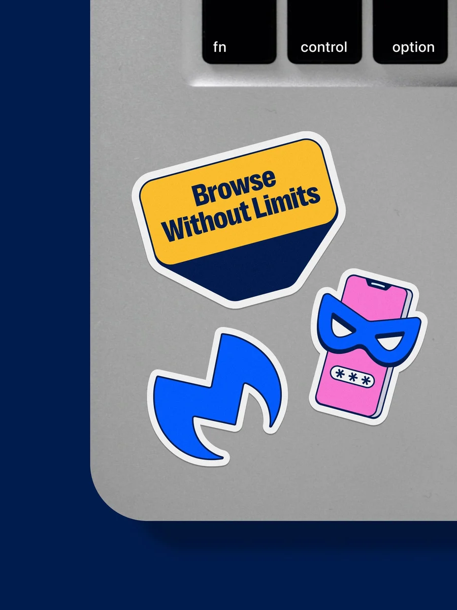 Malwarebytes-stickers op een laptopdeksel