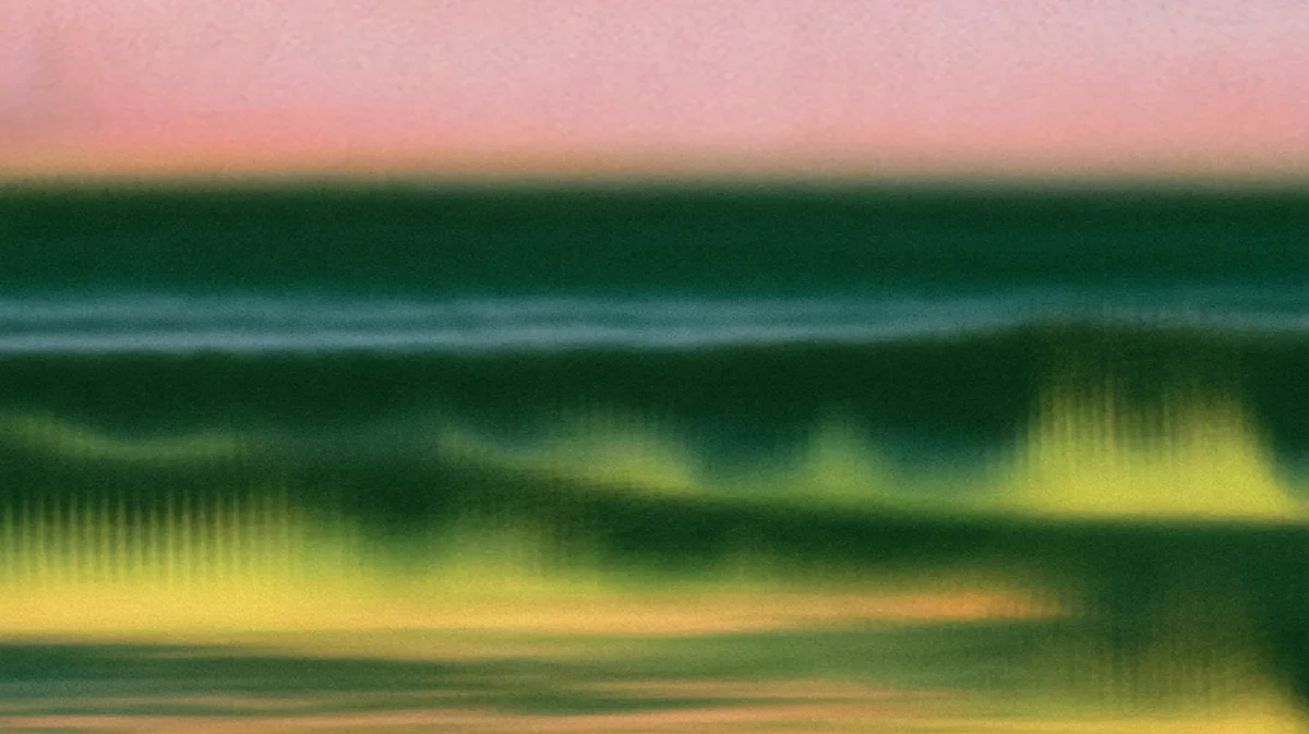 Abstract beeld met horizontale groene, gele en roze banen, als een wazig land- of zeegezicht bij zonsondergang, met een zacht, nevelig verloop.