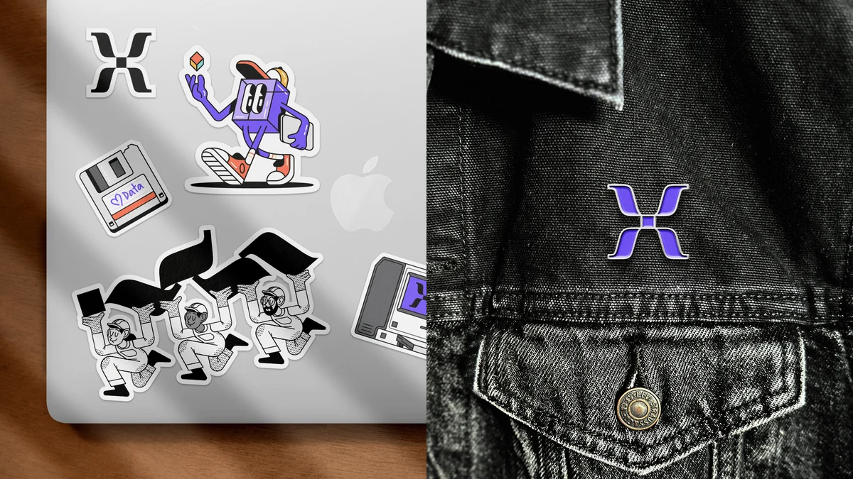 Mixpanel-stickers op een laptop en een patch op een spijkerjack
