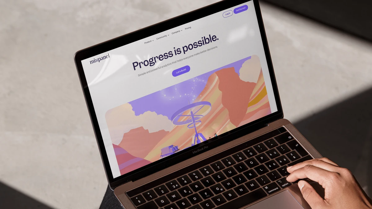 Laptop met de site van Mixpanel: 'Progress is possible'