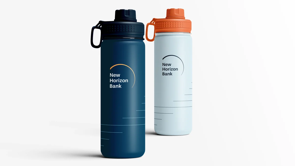 Waterflessen van New Horizon Bank in marineblauw en wit