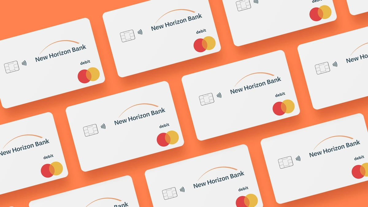 Rijen New Horizon Bank-betaalpassen op oranje