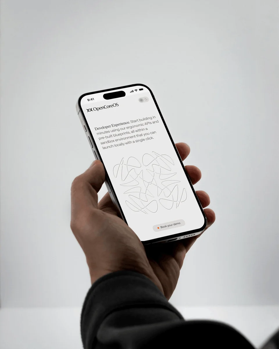 Hand met een telefoon met een OpenCoreOS-pagina