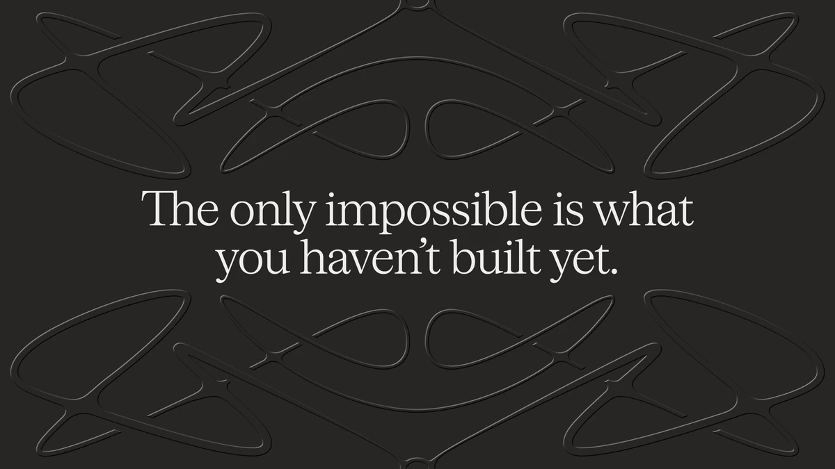 'The only impossible is what you haven't built yet.' in schreefletter op een donkere textuur