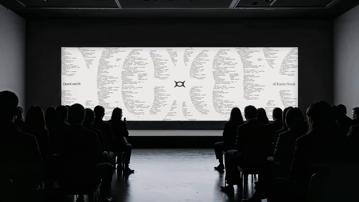 OpenCoreOS-projectie op een groot scherm in een zaal