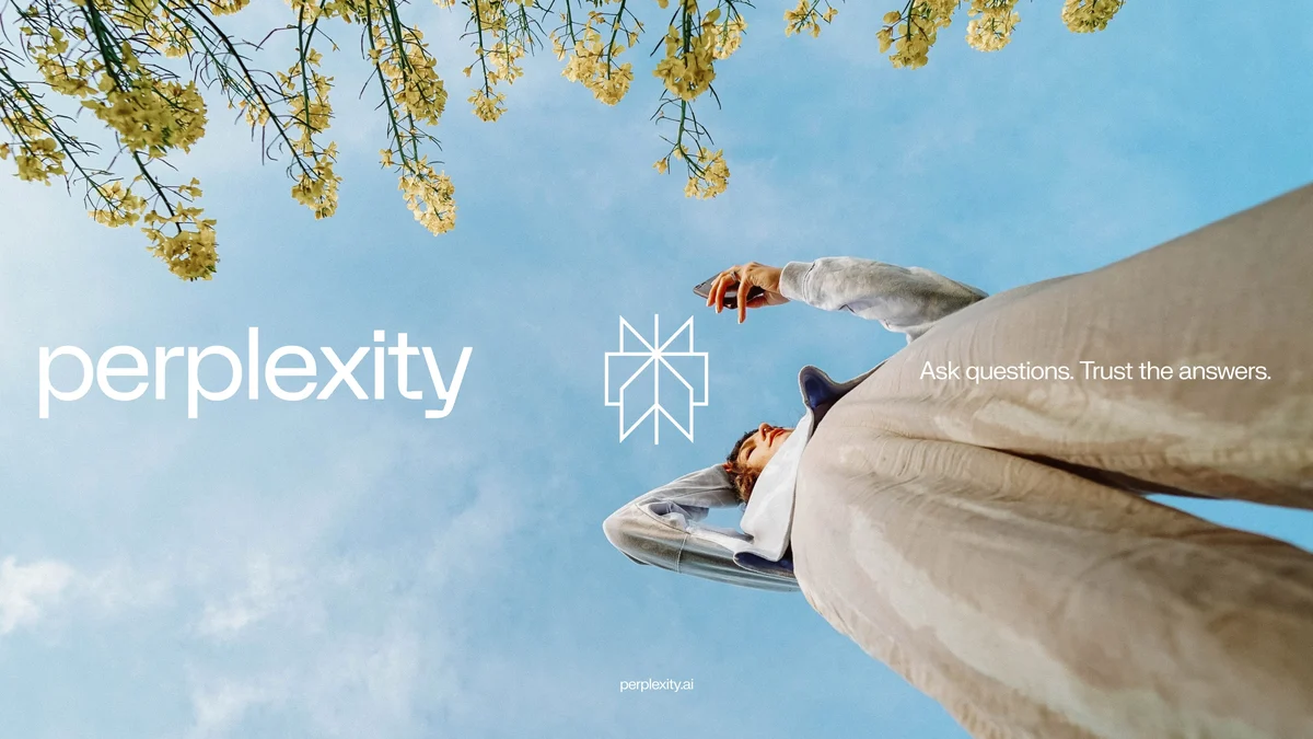 Perplexity-woordmerk boven een luchtfoto met een liggende figuur