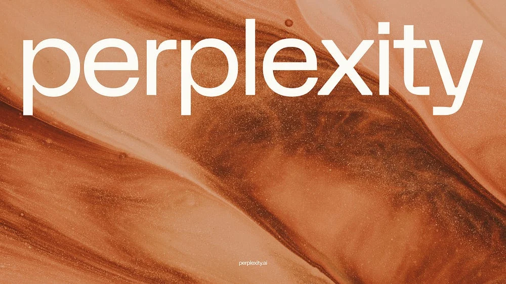 Wit Perplexity-woordmerk boven warme zandduinen