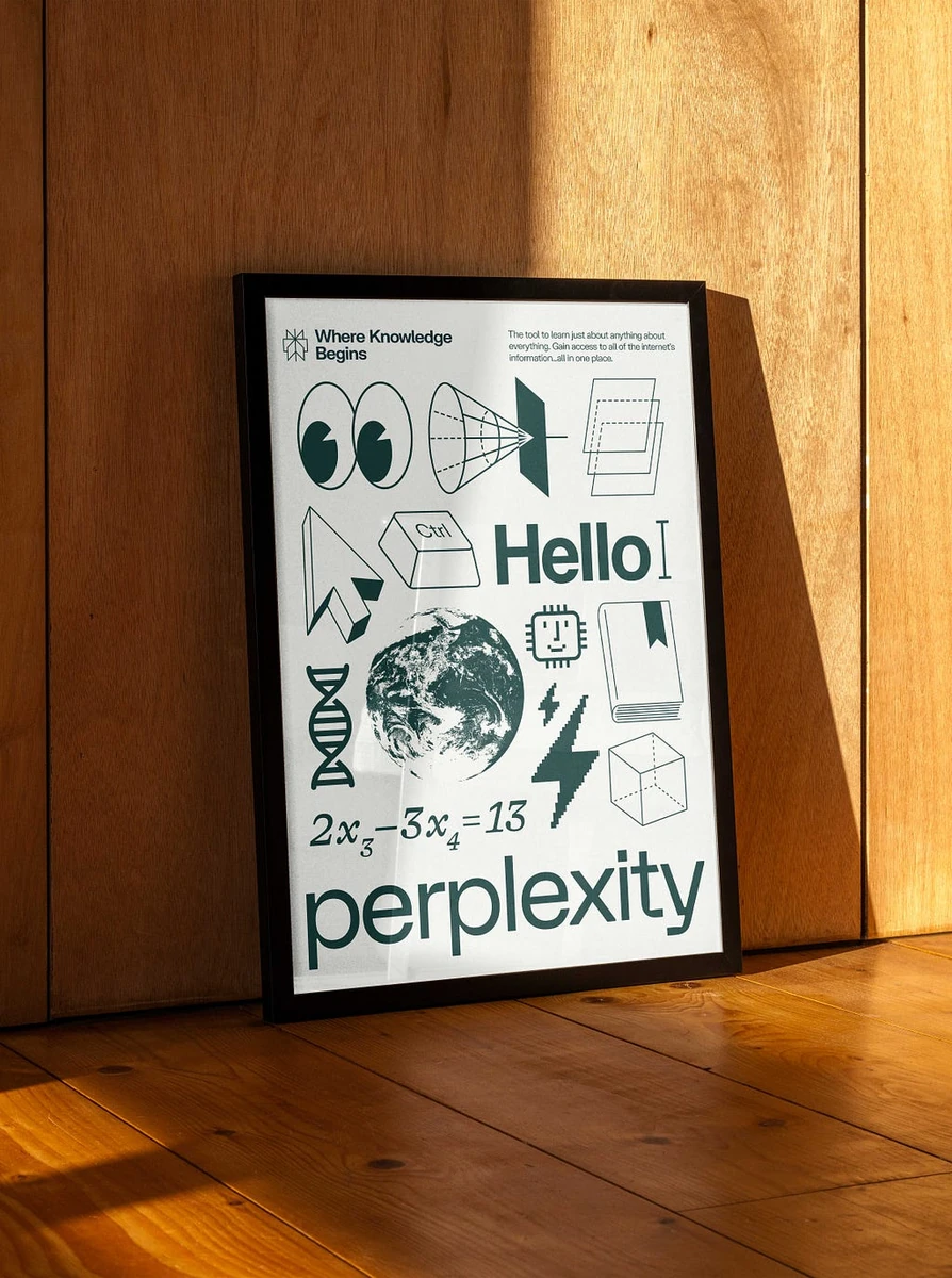 Ingelijste Perplexity-poster 'Hello' op een houten plank