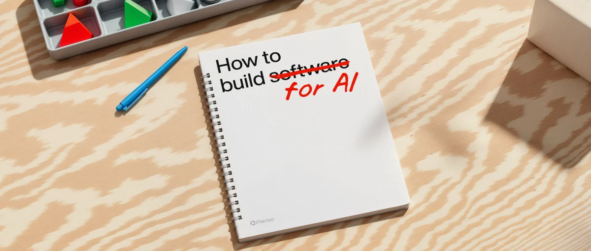 Pienso-boekje: 'How to build...' op een bureau