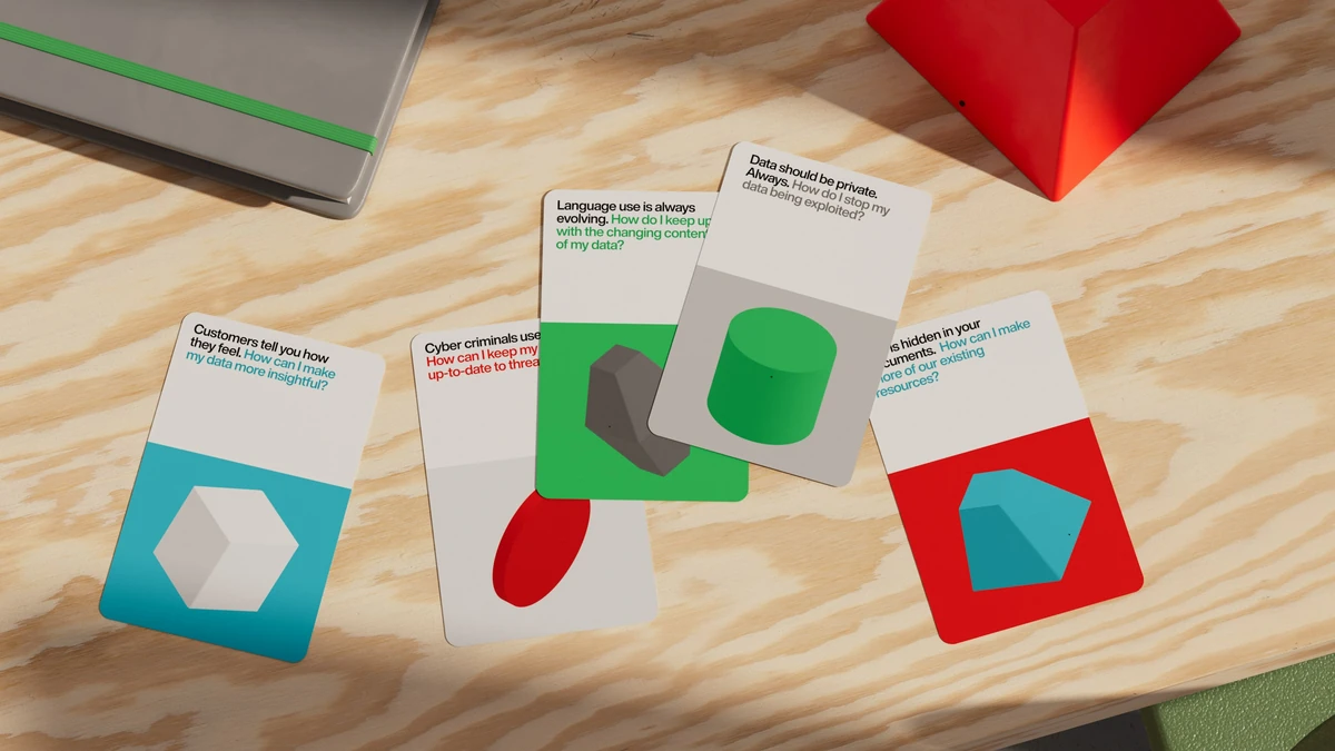 Gedrukte Pienso-kaarten en blokken op een houten tafel