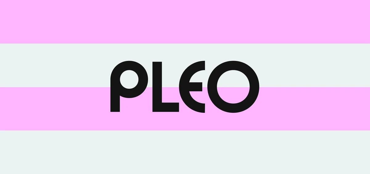 Pleo-woordmerk op roze en witte strepen