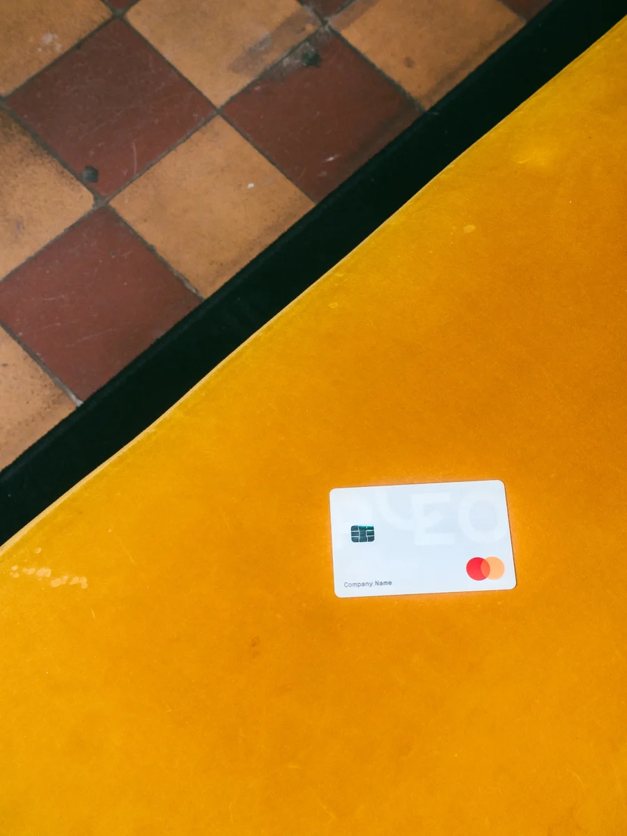 Pleo-kaart op een geel oppervlak