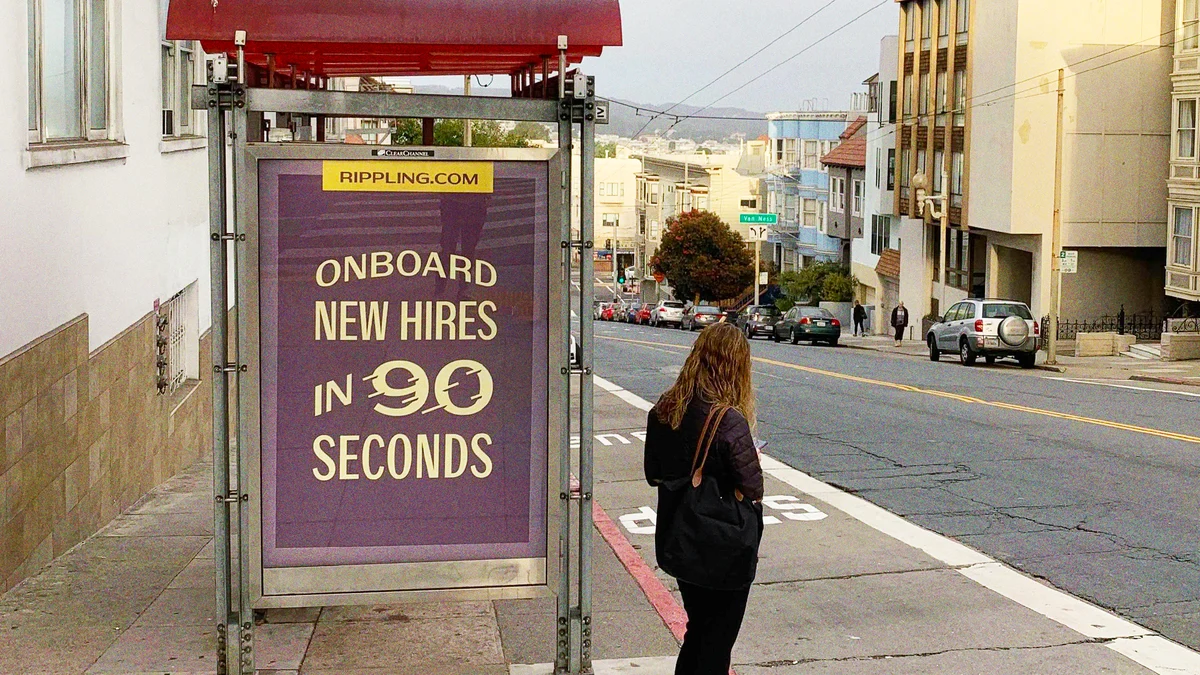 Rippling-reclame in een bushokje: 'Onboard new hires in 90 seconds'
