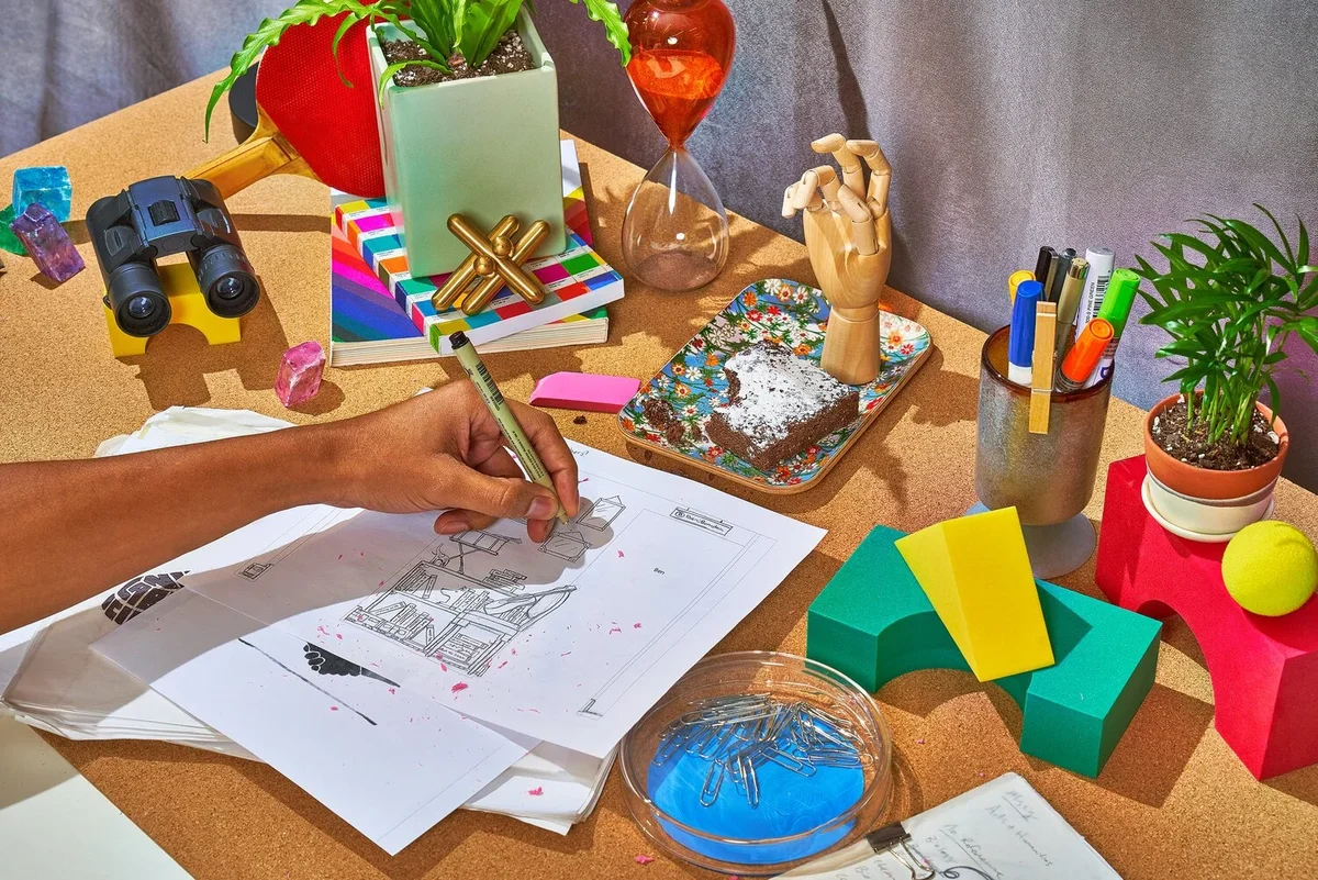 Bovenaanzicht van een creatieve werkplek met knutselmateriaal