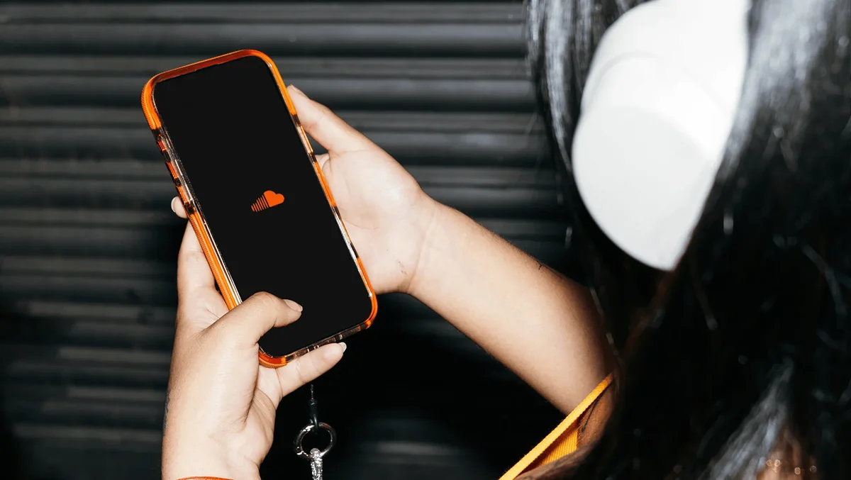 SoundCloud campaign: a phone in hand by a speaker