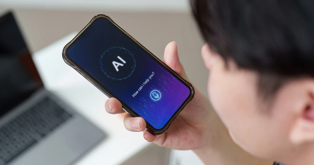 Iemand gebruikt de Speechmatics-app op een telefoon