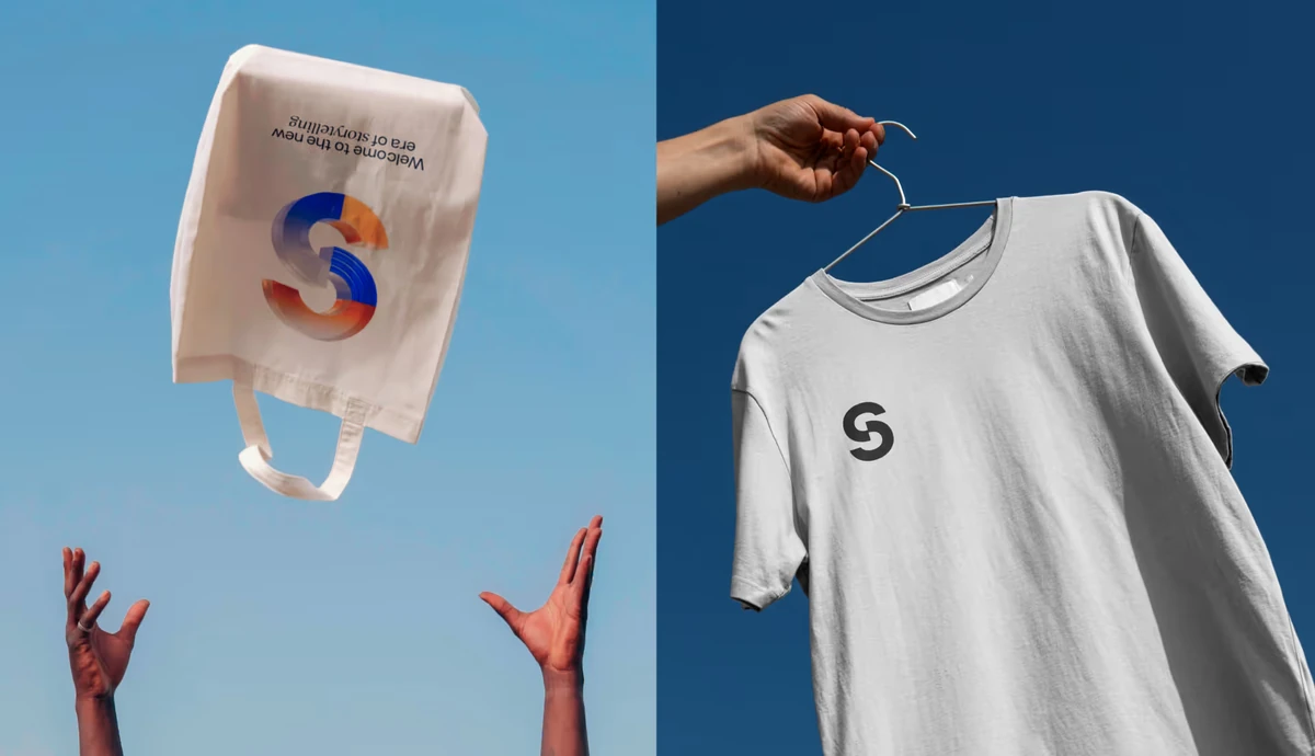 T-shirt en verpakking van Story, omhooggehouden tegen de lucht