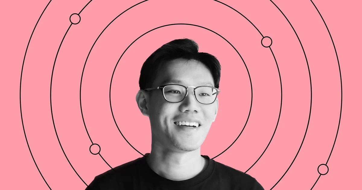 Webflow-portret met concentrische ringen op roze